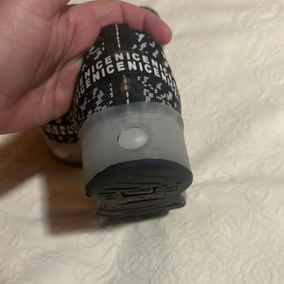 Black and Blue Light-Up Sneakers with Sporty Design - Picture 3 of 4